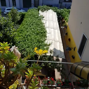 Guest house Dora Baltea Monolocale Primo Piano Mansarda Secondo Piano, Verona